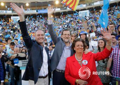 El primer ministro Mariano Rajoy junto a la exalcaldesa de Valencia Rita Barbera y el presidente regional Alberto Fabra durante un mitin del PP en Valencia, el 21 de mayo de 2015