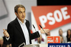 Dos encuestas dan al PP más de 13 puntos sobre el PSOE El presidente del Gobierno, José Luis Rodríguez Zapatero durante un mitin en Zaragoza, el 26 de noviembre de 2010.