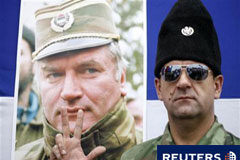 Mladic podría ser enviado a La Haya en 24 horas Un hombre posa junto a una fotografía de Mladic durante una protesta en apoyo al general serbobosnio en Kalinovik, a 50 km al sureste de la capital Sarajevo, el 29 de mayo de 2011.