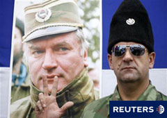 Un hombre posa junto a una fotografía de Mladic durante una protesta en apoyo al general serbobosnio en Kalinovik, a 50 km al sureste de la capital Sarajevo, el 29 de mayo de 2011. Un hombre posa junto a una fotografía de Mladic durante una protesta en apoyo al general serbobosnio en Kalinovik, a 50 km al sureste de la capital Sarajevo, el 29 de mayo de 2011.