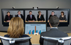 Abogados mirando a unas pantallas de videoconferencia