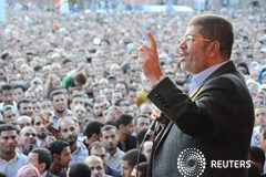Mursi dice a los jueces que el decreto polémico es de ámbito limitado Mursi hablando a sus simpatizantes ante el palacio presidencial en El Cairo el 22 de noviembre