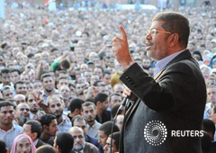 Mursi hablando a sus simpatizantes ante el palacio presidencial en El Cairo el 22 de noviembre
