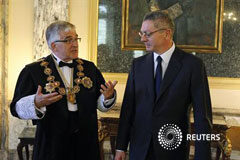 El Gobierno anuncia una reforma profunda del Código Penal El presidente del Tribunal Supremo, Gonzalo Moliner, habla con el ministro de Justicia, Alberto Ruiz-Gallardón