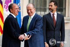 Presidente extremeño presenta documentación para acreditar viajes a Canarias Imagen de archivo del 2 de octubre de 2012 se ve al entonces rey Juan Carlos acompañando a Monago junto al entonces príncipe Felipe
