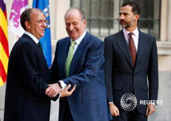 Imagen de archivo del 2 de octubre de 2012 se ve al entonces rey Juan Carlos acompañando a Monago junto al entonces príncipe Felipe