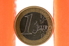 Fitch no prevé una rebaja del rating de Francia en 2012 Una moneda de euro sostenida entre dos columnas naranjas