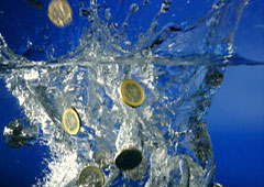 Monedas y agua.