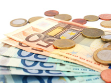 Distintos billetes y monedas de euro