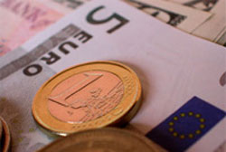 Monedas de un euro junto con billetes de euros.
