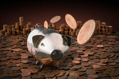 Los planes de pensiones se podrán liquidar a los diez años Monedas y una hucha de cerdito