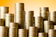 La ‘tarifa plana’ de la Seguridad Social de 2014 no es aplicable a contratos indefinidos que ya lo eran en empresas subrogadas Varios montones de monedas