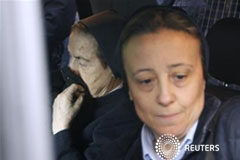 Ante el tribunal la monja imputada por el robo de bebés María Gómez Valbuena (I) dentro de un coche tras comparecer ante el tribunal madrileño