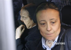 María Gómez Valbuena (I) dentro de un coche tras comparecer ante el tribunal madrileño María Gómez Valbuena (I) dentro de un coche tras comparecer ante el tribunal madrileño