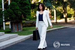 Dimite la ministra de Sanidad española tras polémica por un máster La ministra de Sanidad, Carmen Monton, en su llegada al Consejo de Ministros en el Palacio de la Moncloa en Madrid el 6 de julio de 2018