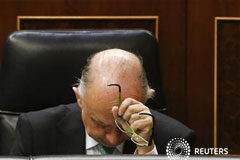 El Gobierno estudia publicar una lista de defraudadores y morosos En la imagen, Montoro durante una sesión en el Congreso, el 21 de octubre de 2012
