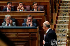 El Gobierno pasa la primera prueba para aprobar los presupuestos y no adelantar elecciones El presidente del Gobierno, Mariano Rajoy, aplaude al ministro de Hacienda, Cristóbal Montoro, en el Congreso el 25 de abril de 2018