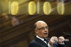 Montoro defiende los PGE y promete cumplir la meta de déficit Montoro durante su discurso ante el Congreso
