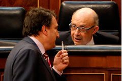 Rajoy salva los presupuestos apoyado en el PNV pese a la intervención en Cataluña Imagen del minsitro de Hacienda Cristobal Montoro conversando con el portavoz del PNV, Aitor Esteban, durante un debate sobre los presupuestos de 2018 en el Parlamento en Madrid, España, tomada el 23 de mayo de 2018