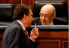 Imagen del minsitro de Hacienda Cristobal Montoro conversando con el portavoz del PNV, Aitor Esteban, durante un debate sobre los presupuestos de 2018 en el Parlamento en Madrid, España, tomada el 23 de mayo de 2018