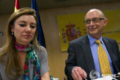 El Gobierno revisa al alza el déficit 2012 tras cambiar el método contable El ministro de Hacienda, Cristóbal Montoro, junto a la secretaria de Estado de Presupuesto, Marta Fernández Curras, en Madrid el 17 de mayo de 2012