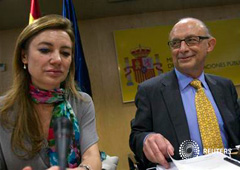 El ministro de Hacienda, Cristóbal Montoro, junto a la secretaria de Estado de Presupuesto, Marta Fernández Curras, en Madrid el 17 de mayo de 2012