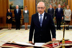 España aplica medidas fiscales por 7.500 millones para cumplir con el déficit El ministro de Hacienda, Cristóbal Montoro, jura su cargo en el Palacio de la Zarzuela, en Madrid, 4 de noviembre de 2016
