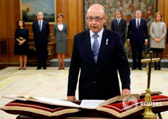 El ministro de Hacienda, Cristóbal Montoro, jura su cargo en el Palacio de la Zarzuela, en Madrid, 4 de noviembre de 2016
