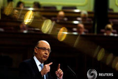 Montoro pide aprobar unos presupuestos «de transición» en pro de la estabilidad El ministro de Hacienda, Crsitóbal Montoro, gesticula durante el debate de los presupuestos de 2016 en el Congreso de los Diputados en Madrid, el 25 de agosto de 2015