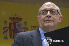 El Gobierno dice que los objetivos de déficit siguen vigentes Montoro en rueda de prensa en Madrid el