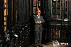 ENTREVISTA- Montoro confía en el crecimiento para evitar más ajustes Montoro posa en la biblioteca del Senado antes de una entrevista con Reuters en Madrid, el 19 de noviembre de 2013