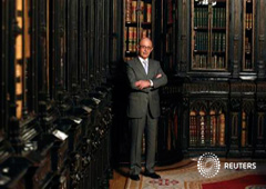 Montoro posa en la biblioteca del Senado antes de una entrevista con Reuters en Madrid, el 19 de noviembre de 2013
