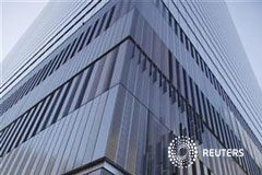 Moody’s rebaja la calificación de 16 bancos españoles Un hombre pasa junto a la sede de Moody"s en Nueva York