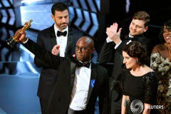«Moonlight» gana el Oscar a la mejor película tras un error histórico El director Barry Jenkins levanta el Oscar a la mejor película junto a la productora Adele Romanski (derecha)