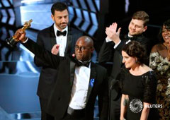 El director Barry Jenkins levanta el Oscar a la mejor película junto a la productora Adele Romanski (derecha)