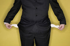 Cuestiones prácticas sobre la nueva ley contra la morosidad (I) Una persona con los bolsillos vacíos