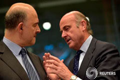 La autoridad fiscal independiente vuelve a advertir sobre la consolidación fiscal El comisario europeo de Economía y Asuntos Financieros Pierre Moscovici (izq) habla con el ministro de Economía español Luis de Guindos durante una reunión de ministros de Finanzas en Bruselas, Bélgica, el 24 de mayo de 2016