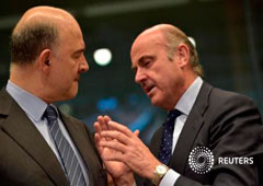 El comisario europeo de Economía y Asuntos Financieros Pierre Moscovici (izq) habla con el ministro de Economía español Luis de Guindos durante una reunión de ministros de Finanzas en Bruselas, Bélgica, el 24 de mayo de 2016 El comisario europeo de Economía y Asuntos Financieros Pierre Moscovici (izq) habla con el ministro de Economía español Luis de Guindos durante una reunión de ministros de Finanzas en Bruselas, Bélgica, el 24 de mayo de 2016
