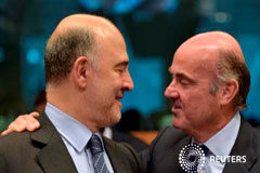 La deuda pública española sigue por encima del PIB nacional en el tercer trimestre El comisario europeo de Asuntos Económicos y Financieros, Pierre Moscovici (I), charla con el ministro español de Economía, Luis de Guindos, el 24 de mayo de 2016 en Bruselas