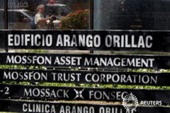 La Fiscalía de Panamá asegura archivos virtuales de Mossack Fonseca, sin arrestos Un cámara reflejado en una ventana cerca de la sede de Mossack Fonseca en Panamá, el 13 de abril de 2016