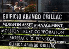 Un cámara reflejado en una ventana cerca de la sede de Mossack Fonseca en Panamá, el 13 de abril de 2016 Un cámara reflejado en una ventana cerca de la sede de Mossack Fonseca en Panamá, el 13 de abril de 2016