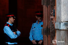 El Gobierno avisa: la Policía intervendrá en Cataluña si los Mossos no actúan Dos Mossos d'Esquadra de guardia en el Palacio de la Generalitat en Barcelona, el 30 de octubre de 2017