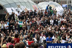 El movimiento de los «indignados» crece y se organiza en Madrid Numerosos manifestantes se concentran en Sol el 19 de mayo de 2011.