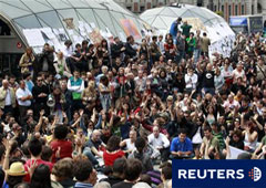 Numerosos manifestantes se concentran en Sol el 19 de mayo de 2011.