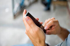 El 81% de los consumidores, preocupado por la seguridad en sus dispositivos Una persona con un móvil en la mano