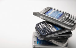 Lleida.net avanza contracorriente con contratos por SMS Ya puede usar su móvil fuera de España sin temer la factura