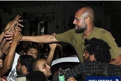 Saif al Islam insta a los leales a Gadafi a recapturar Trípoli Saif al Islam saluda a partidarios en Trípoli