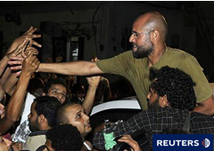 Saif al Islam saluda a partidarios en Trípoli