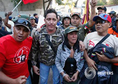 Seguidores del presidente venezolano Hugo Chavez reaccionan tras el anuncio de su fallecimiento, en Caracas, el 5 de marzo de 2013