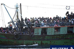 LA OTAN investiga una denuncia por la muerte de inmigrantes Una embarcación plagada de inmigrantes que huyen de la revueltas de Túnez hacia la isla italiana de Lampedusa, el 8 de abril de 2011.